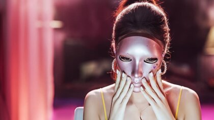 Cô gái mang mặt nạ – Mask Girl